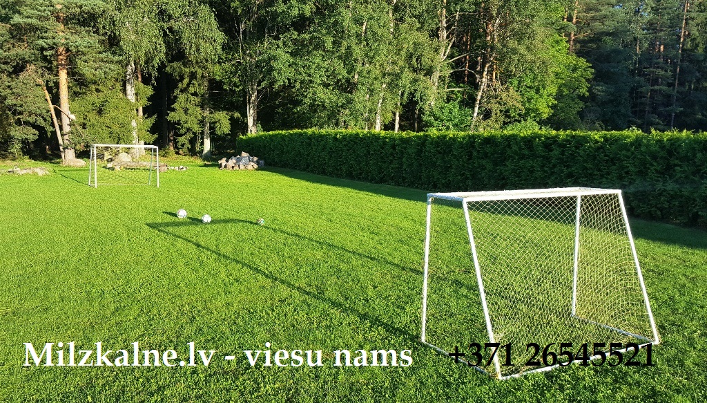 Futbola laukums viesu namā Milzkalne